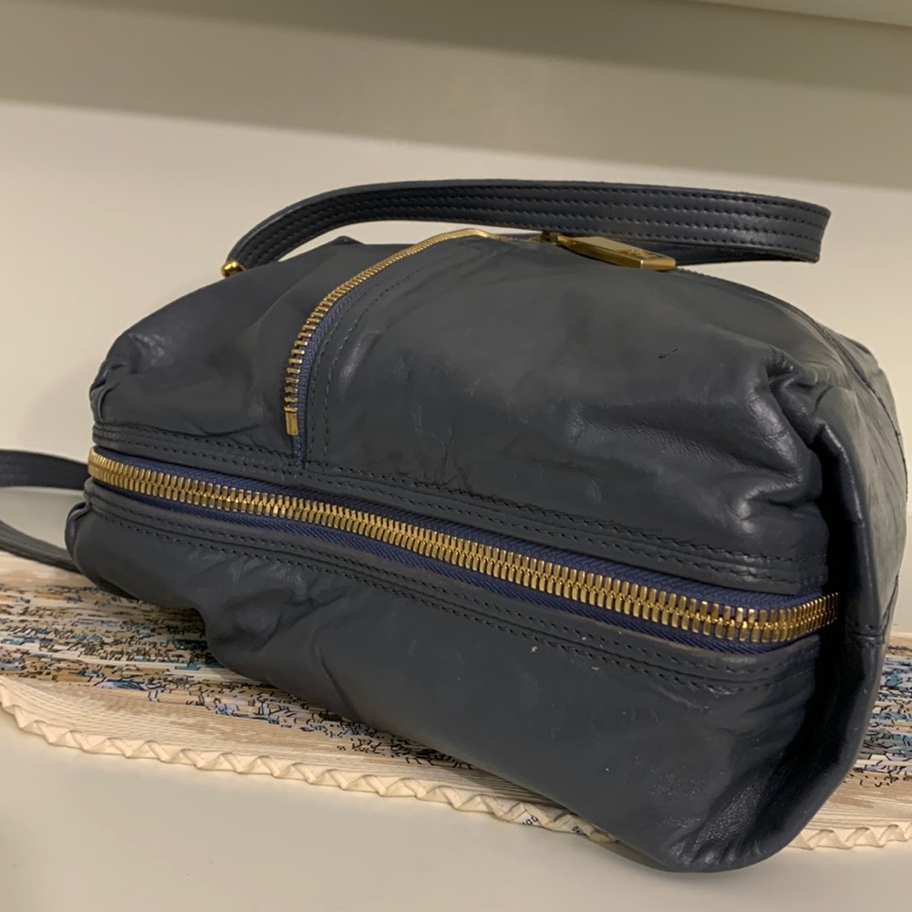 ♥️ Large Leather Fendi Shoulder Bag♥️ - Picture 7 of 17